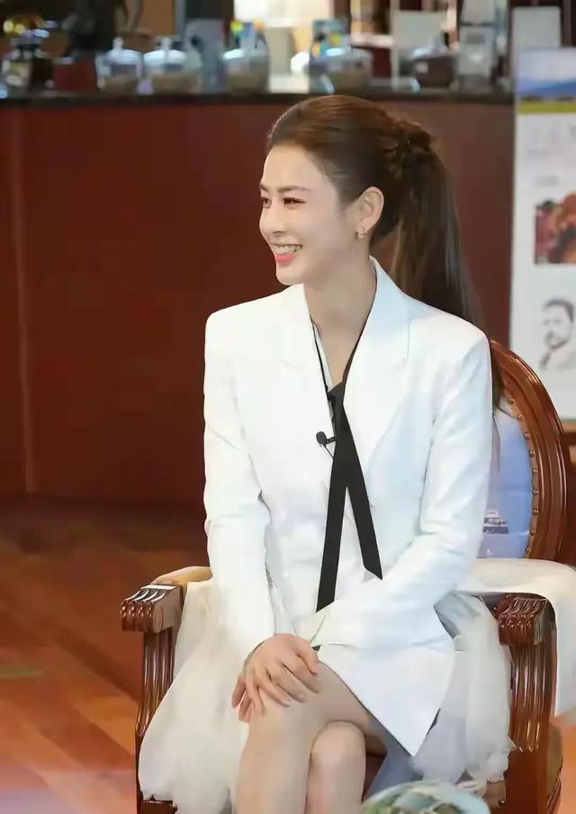 开云体育下载网页版-这是黄圣依？差点没认出来，气质完全不一样了呀，像是变了一个人